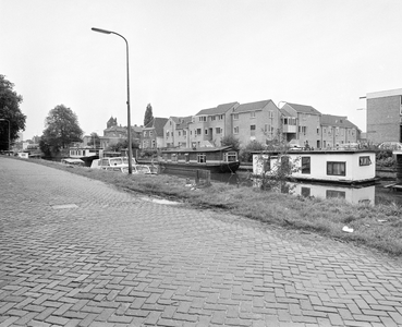 881270 Gezicht op de woonboten in de Vecht te Utrecht, vanaf de Jagerskade, met op de achtergrond de nieuwbouwhuizen ...